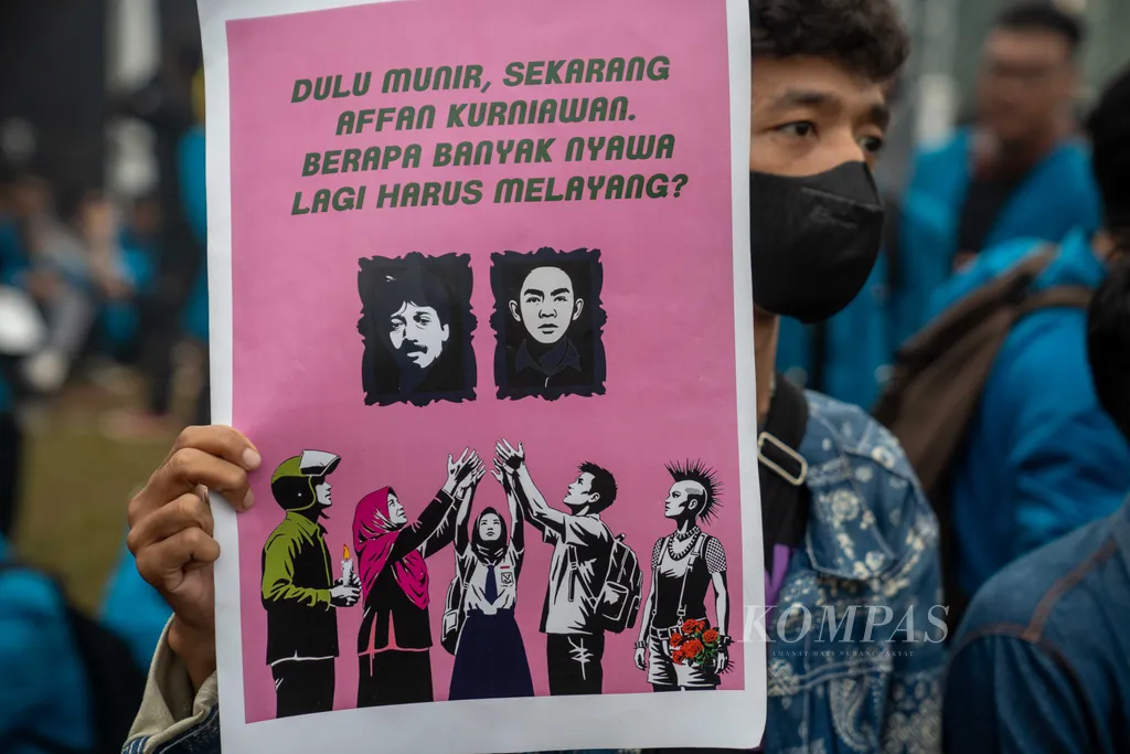 Mahasiswa mendesak tuntutan rakyat 17+8 dipenuhi di depan Gedung DPR RI, Jakarta, Selasa (9/9/2025). Pengunjuk rasa mendesak pemerintah untuk bertanggung jawab dan menyelesaikan dengan adil kepada korban jiwa dan luka-luka, bebaskan segera aktivis dan massa aksi yang ditangkap tanpa syarat, hentikan represifitas, intimidasi, dan penangkapan.

KOMPAS/AGUS SUSANTO
9-9-2025