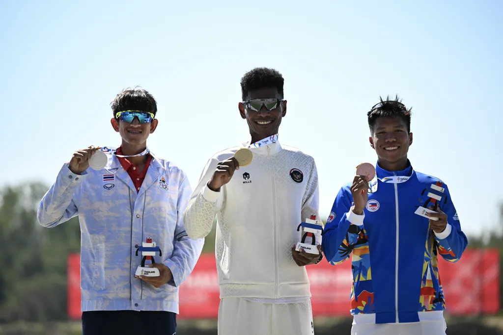 Atlet rowing putra Indonesia La Memo (tengah) berpose bersama atlet Thailand Premanut Wattananusith (kiri) dan atlet Filipina Cris Nievarez (kanan) usai upacara penghargaan pemenang (UPP) final nomor single sculls putra dayung SEA Games 2025 di Royal Thai Navy Rowing and Canoeing Training Center, Ban Chang, Rayong, Chon Buri, Thailand, Selasa (16/12/2025). Memo berhasil menjadi yang tercepat dengan catatan waktu 8 menit 10,247 detik sehingga berhak atas medalli emas sedangkan medali perak diraih atlet Thailand Premanut Wattananusith dengan catatan waktu 8 menit 15,827 detik dan atlet Filipina Cris Nievarez meraih medali perunggu dengan catatan waktu 8 menit 22,121 detik. ANTARA FOTO/Nova Wahyudi/foc.