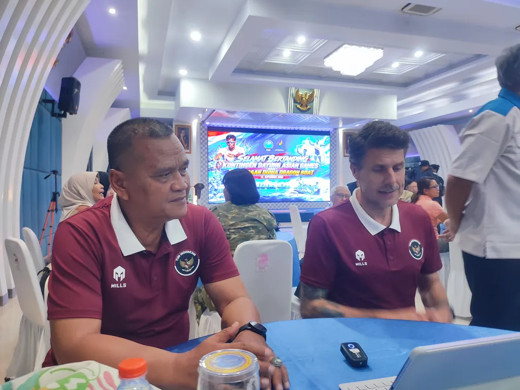 Pelatih Tim Rowing Indonesia, Boudewijn van Opstal (kanan) dalam sesi jumpa media usai acara pelepasan kontingen dayung Indonesia, di Wisma Elang Laut, Menteng, Jakarta Pusat, Senin (14/9/2026).